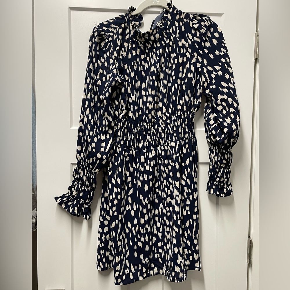 BNWT sleeve with ruched waist and wrists THML navy and white patterned dress